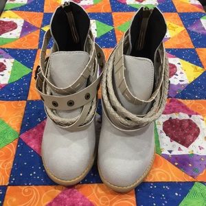 Open belt zipper booties